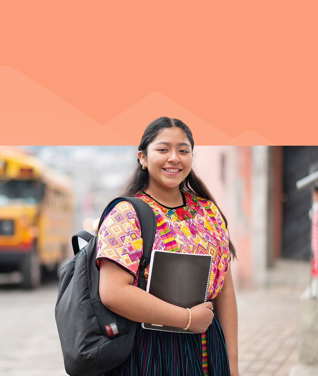 Mujer joven cargando mochila con un cuaderno en la mano