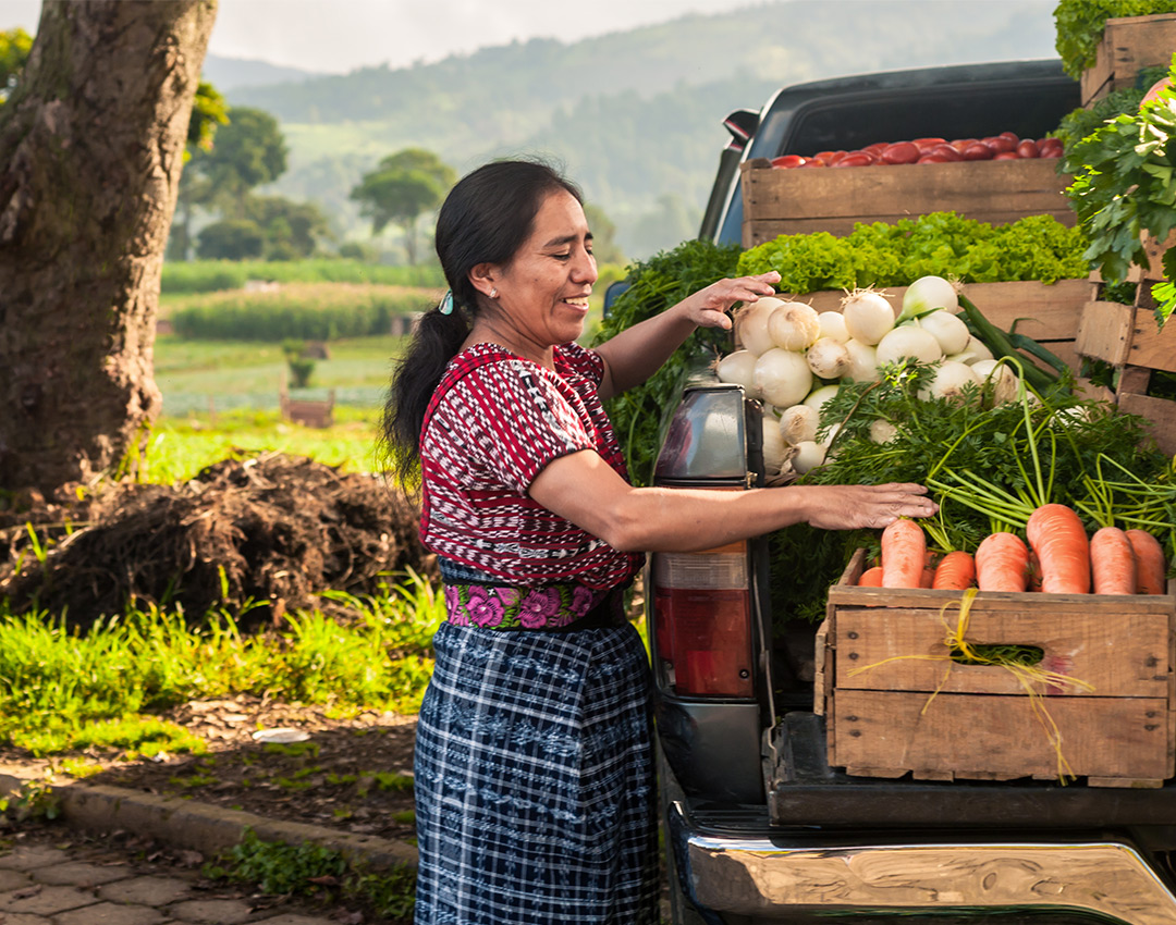 Mujer trabajando en el campo